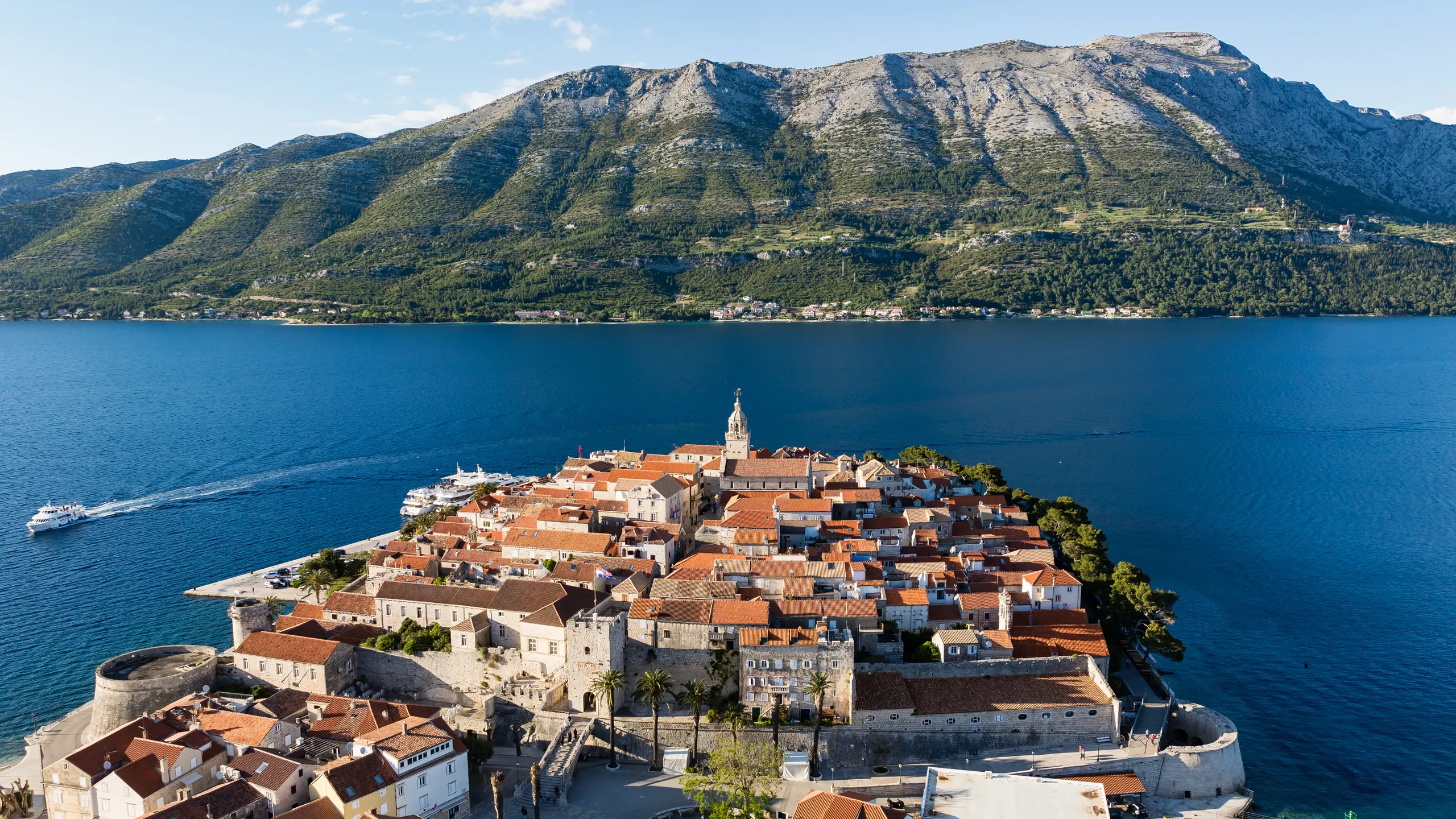 Korčulas historiska stadskärna vid Adriatiska havet i Kroatien