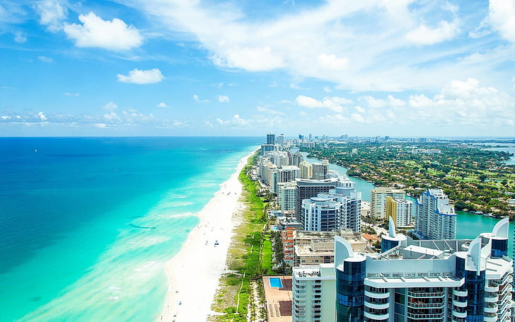 Flygvy över Floridas kust med turkost hav, sandstrand och höghus
