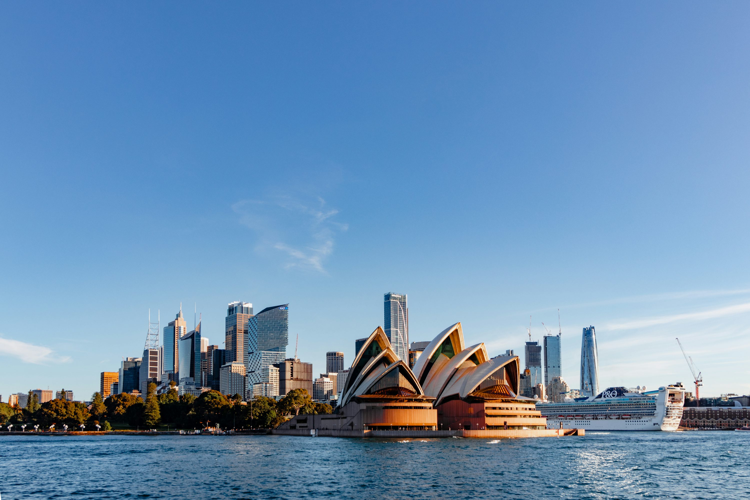 Sydneyoperan och stadens skyline vid hamnen i Australien