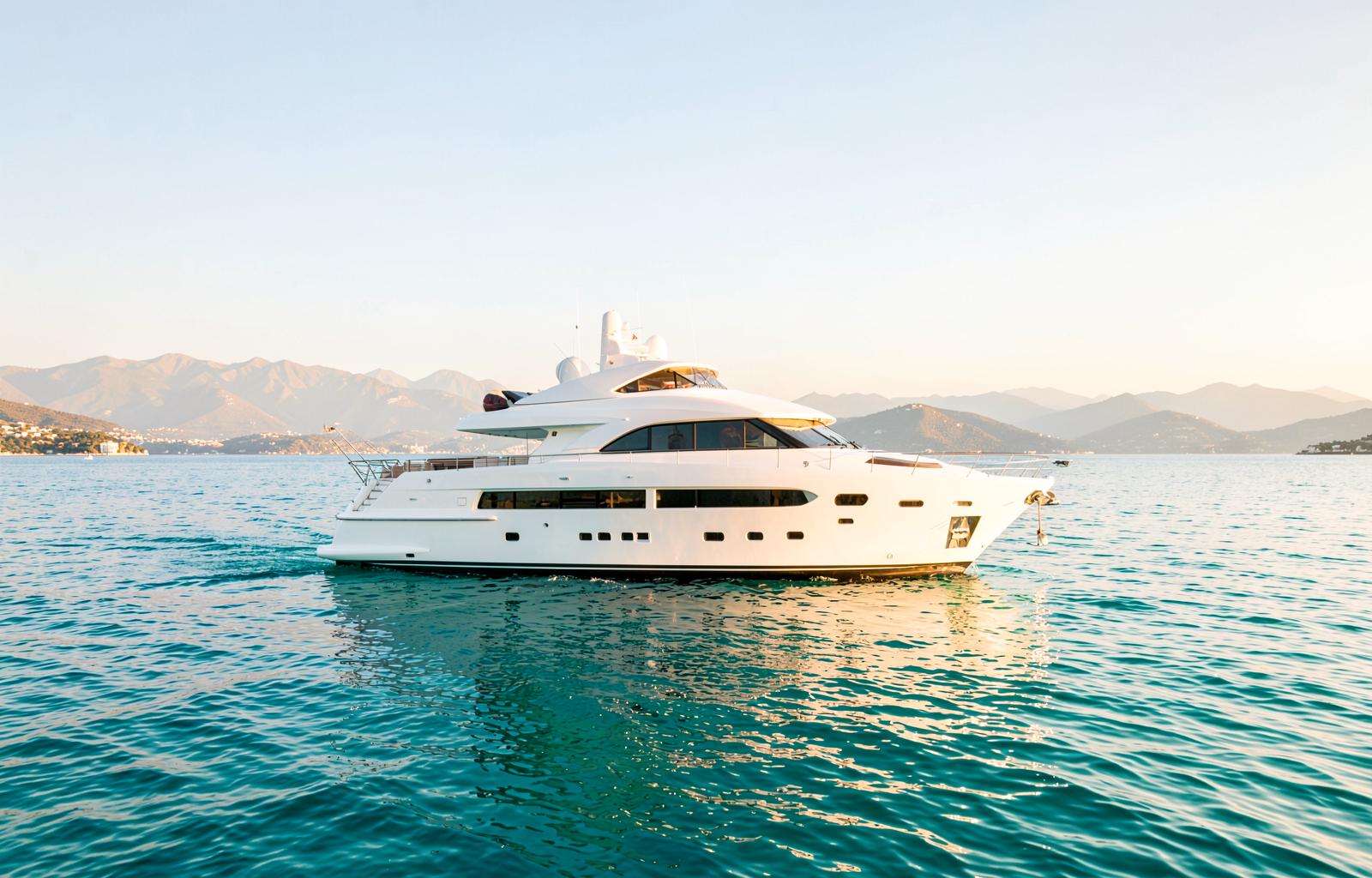 Superyacht på Medelhavet i morgonljus